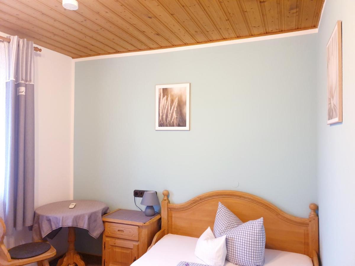 Pension Zum Krug, Messe Muenchen Hergolding エクステリア 写真